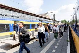 Afbeelding met hemel, kleding, buitenshuis, persoon

Door AI gegenereerde inhoud is mogelijk onjuist.