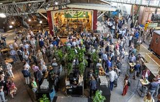Afbeelding met scène, kleding, mensen, markt

Door AI gegenereerde inhoud is mogelijk onjuist.