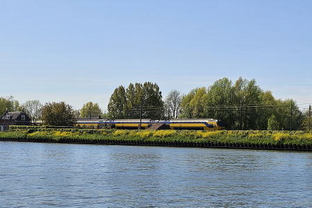 Trein aan het water
