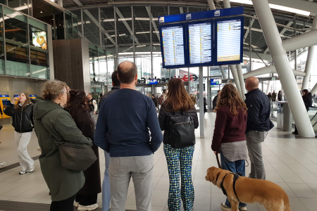 Nieuwe medewerkers OV bij digibord met reisinformatie op Utrecht Centraal